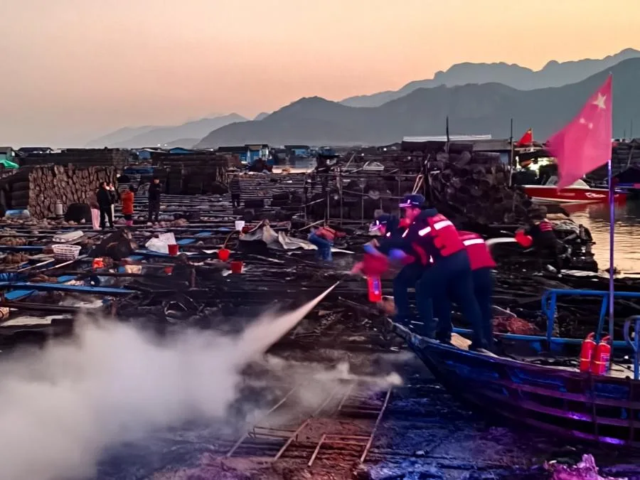 渔排起火危及煤气罐 他们火速处置化险为夷