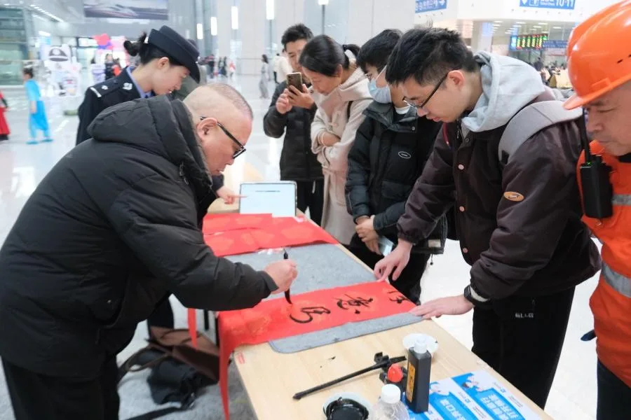 警民联动保障春运安全 福州南站便民服务温暖旅客归途