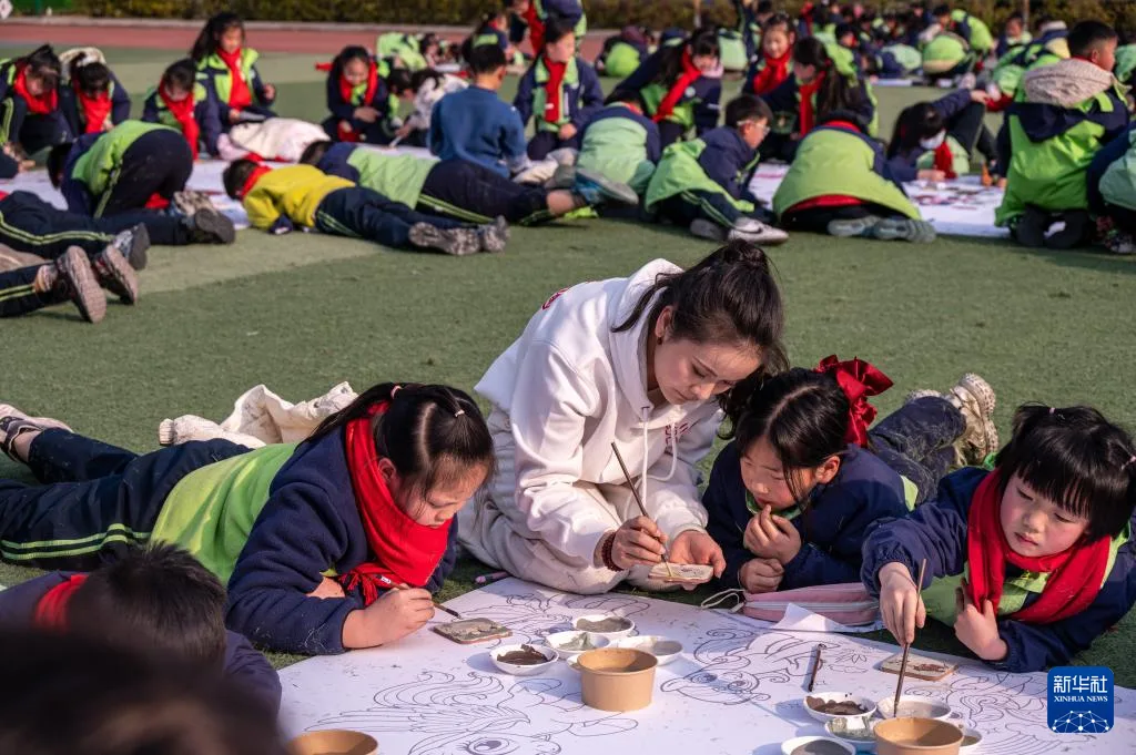 四川荣县：千人绘马迎新春