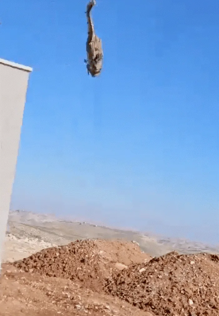 现场画面！以军“黑鹰”直升机在空中吊挂作业时坠落，尾梁断裂