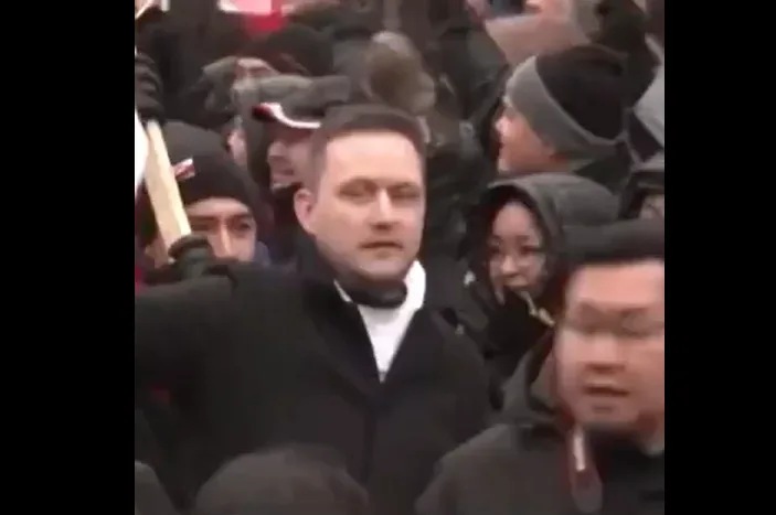 现场画面！外媒：格陵兰岛自治政府总理现身抗议美国“夺岛”企图的活动