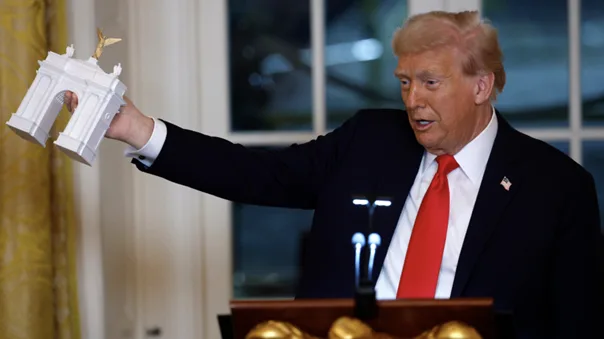 被爆拟在美国首都建造“巨型凯旋门”计划引质疑，白宫、特朗普回应