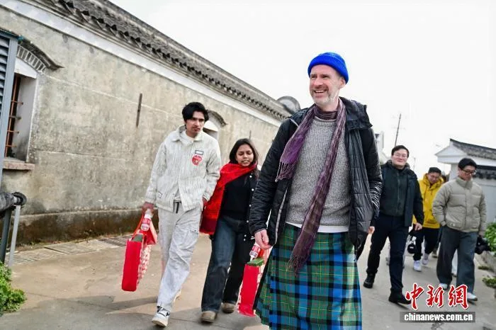 （新春走基层）苏格兰裙映中国红 国际友人体验宁波年味