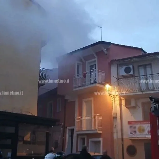 Lamezia一住宅发生火灾，华人女子被消防员救出